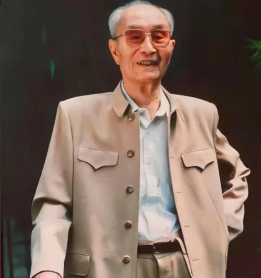 1964年，张爱萍将军到酒泉某基地视察，突然，他发现有10多名背着斜挎包的战士站