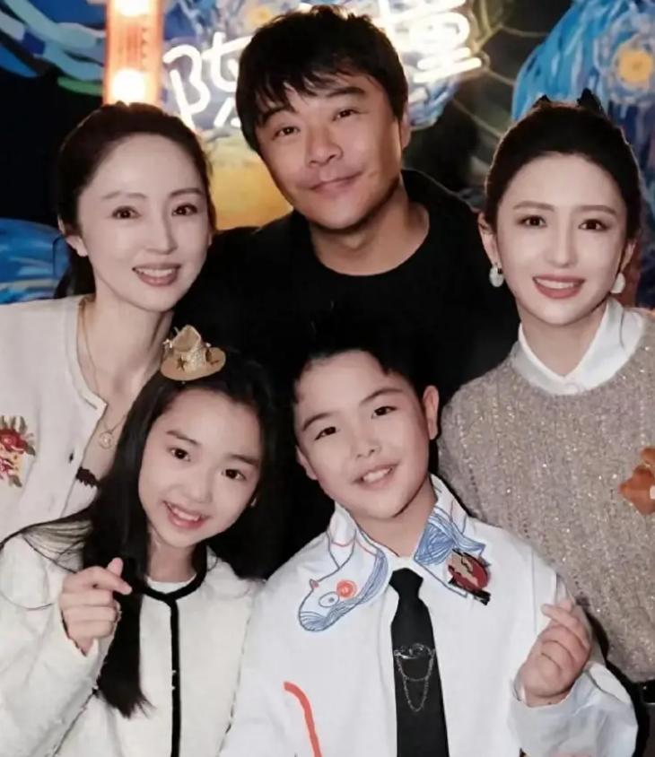 董璇女儿上热搜，看了心里不是滋味。不是因为她做了什么出格的事。恰恰相反，是因为她