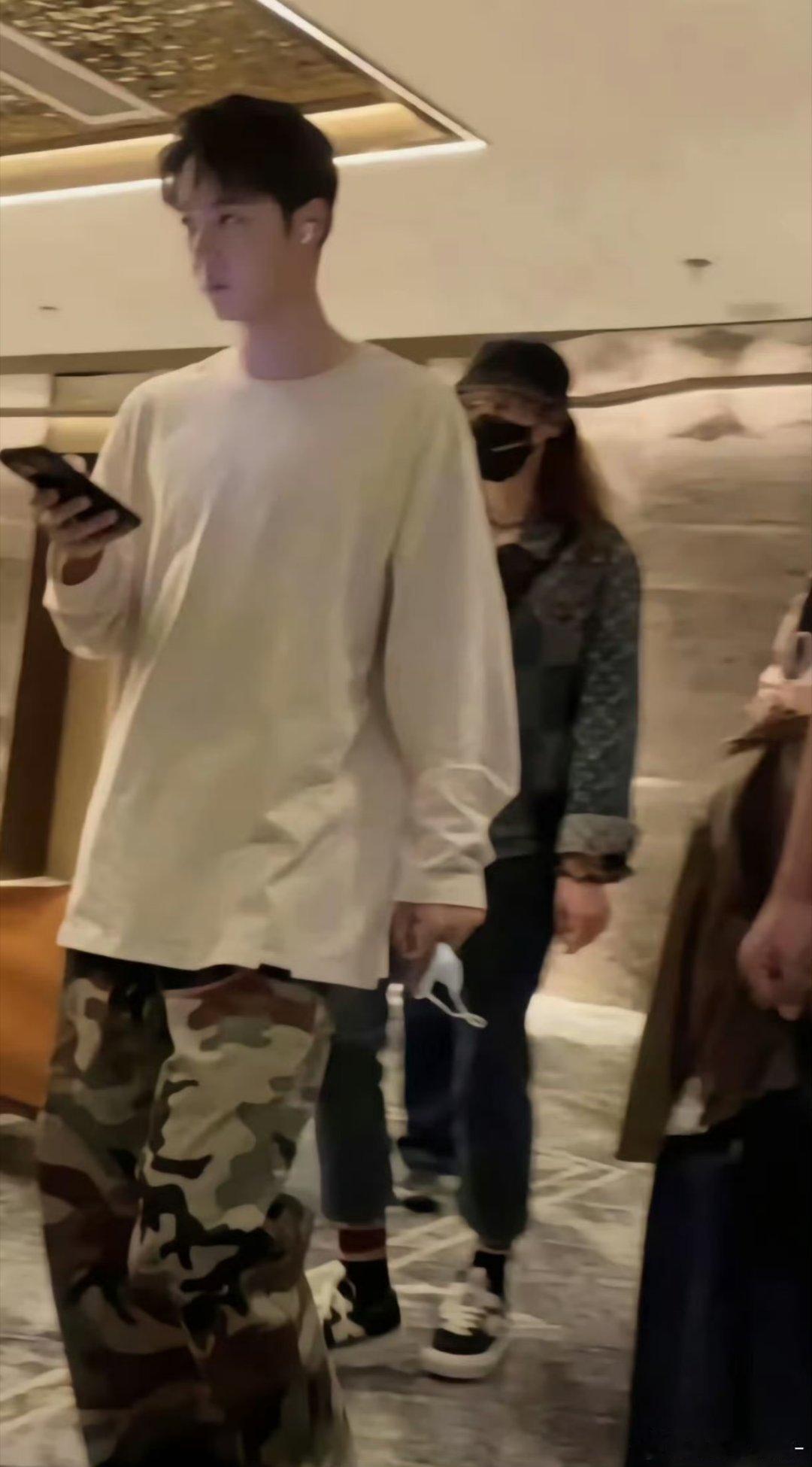 王一博的宽肩真的很有安全感