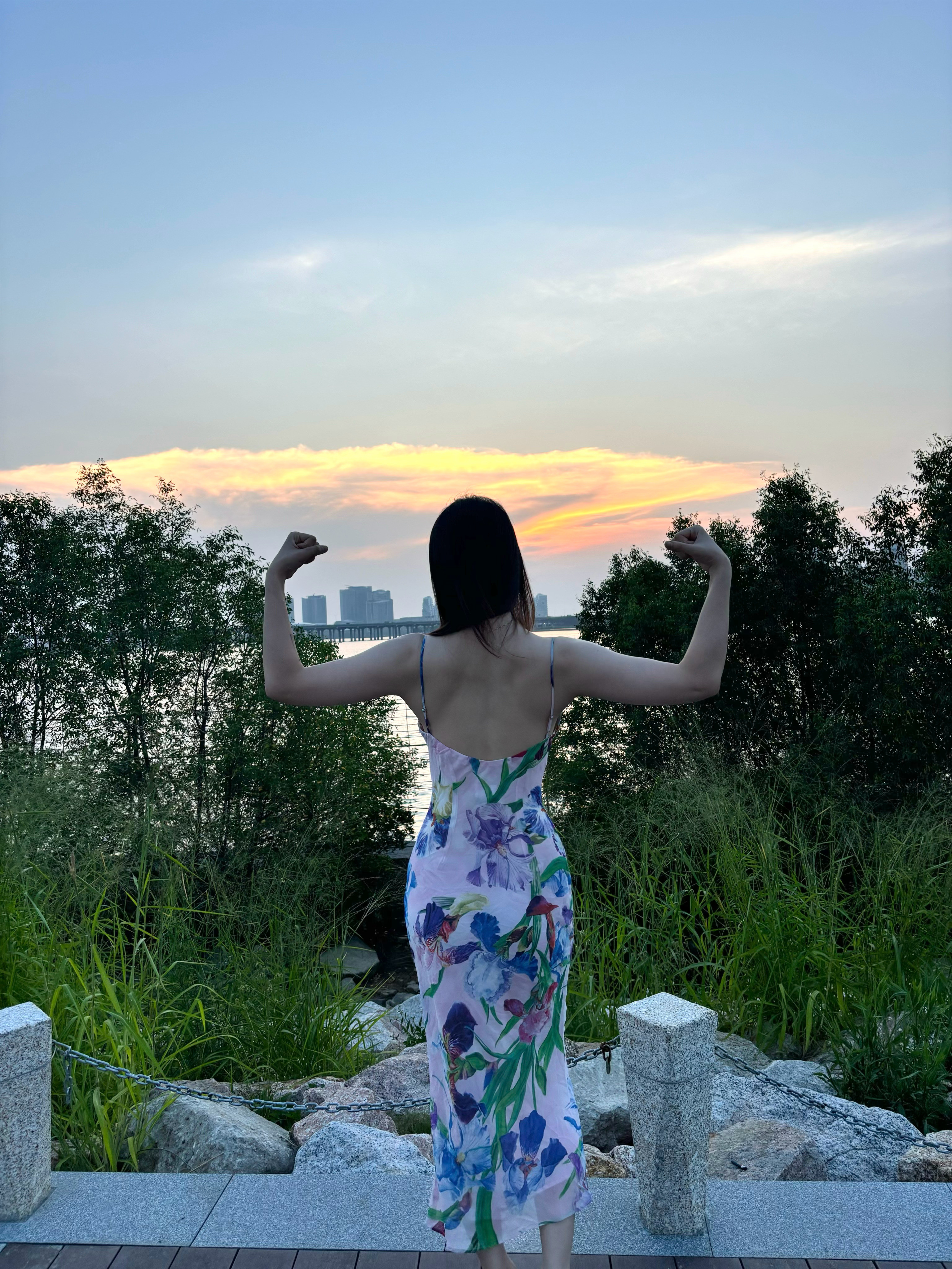 拍唯美背影中突然被肌肉控制大脑了，看来……我已经练成了……