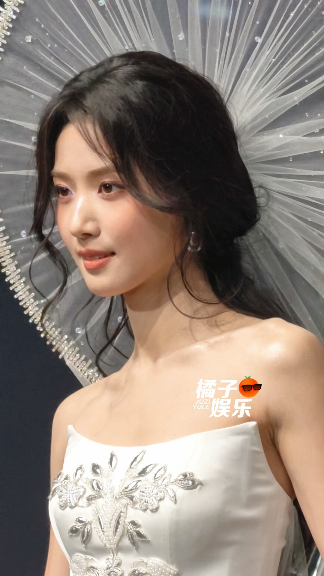 卢昱晓美神怼脸光圈头饰+纯白礼服，怼脸拍都能美到窒息，这颜值真的太能打了！