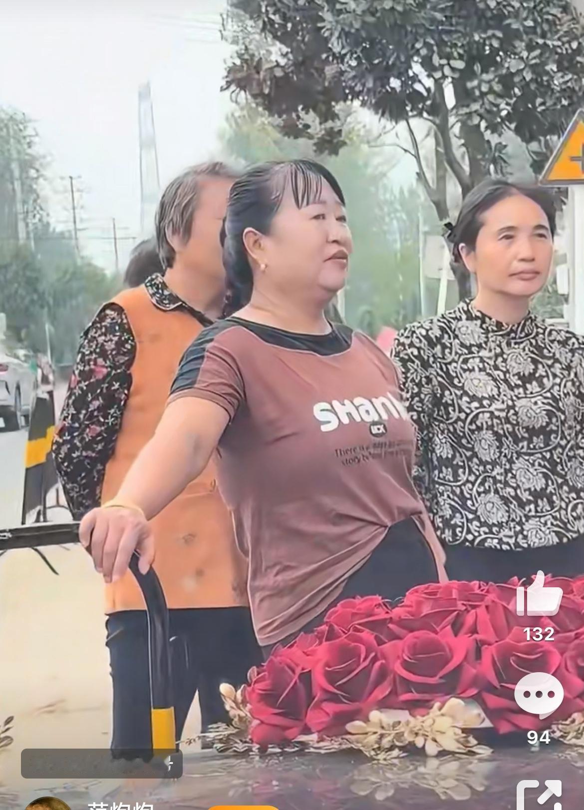 现在拦婚车的技术又进步了，从人肉拦车变成铁护栏围车了，事发江苏淮安。看看这群大妈