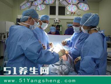 胎儿10个月了, 但没预产迹象, 当医生剖开产妇肚子后, 被吓到了