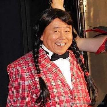 潘长江也是多年的春晚钉子户，但他没有固定的合作对象，他的小品和赵本山的小品不是一