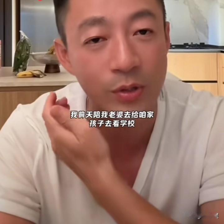 汪小菲,开始在北京为两个孩子看学校啦!昨天汪小菲在直播中说:“我前天陪老婆马筱