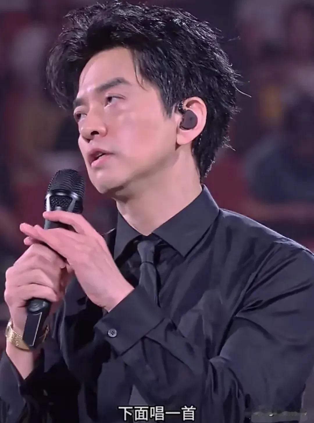 李健，用心了！10月3日晚，李健“万物安生时”巡回演唱会成都站在凤凰山体育公