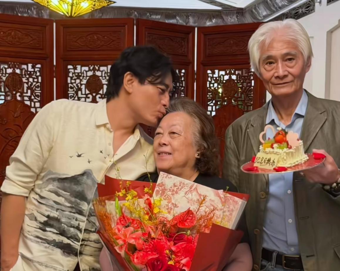 演员陈龙八十岁的老母亲活得是真通透，陈龙想带她去做做体检，陈妈妈直接拒绝，说自己