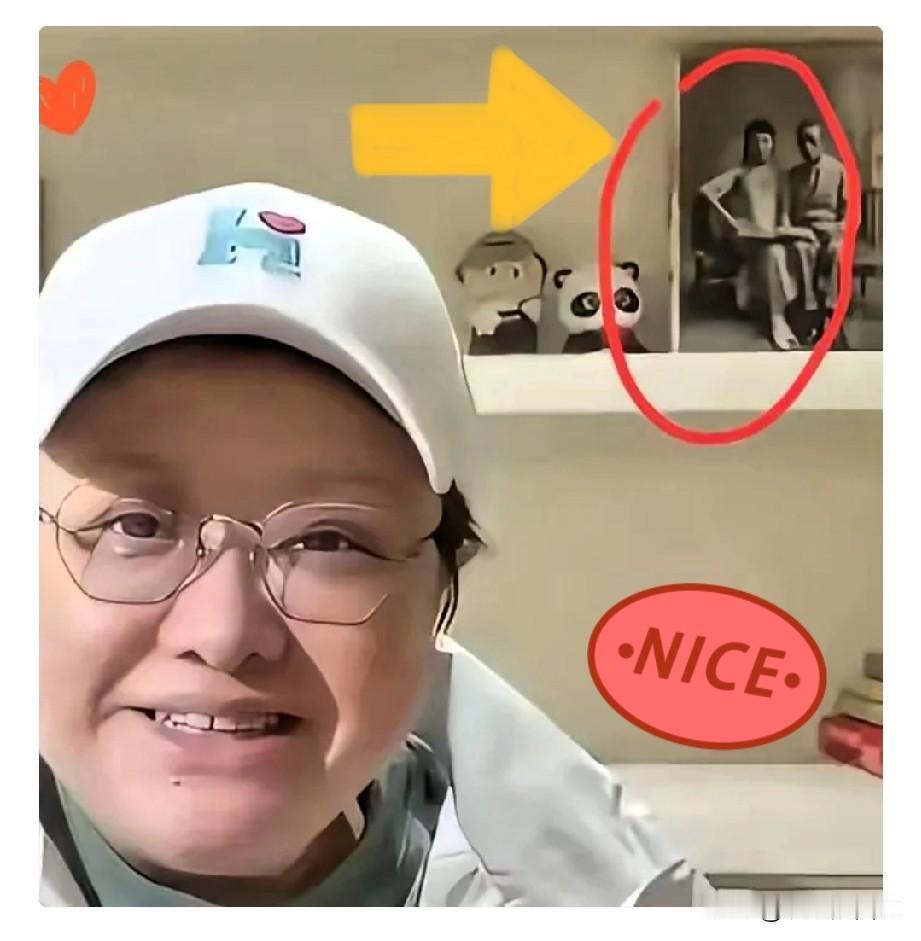 谁能想到！韩红家中文史画册印着溥仪老照片，这事被网友扒出来后争议不断。最近又