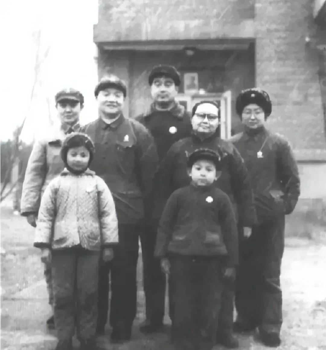 70年代初，院墙边的老榆树刚冒出绿芽，孔从洲将军站在自家门口，左手牵着蹦蹦跳跳的