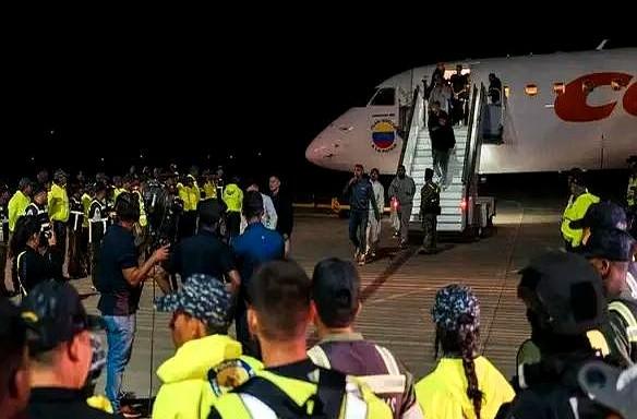 丢人！122名偷润到米国的人，又被人家遣送回来了。听说咱们这边原本是铁了心不