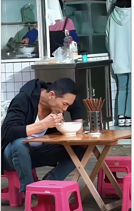 陪师妹看了一晚上手抄《华严经》，早上给买了早餐补充能量，买了不吃，就是不给面子哦