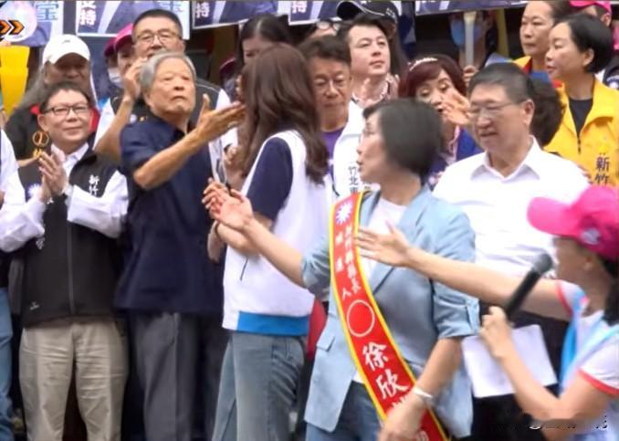 前新竹县长“动手扇郑丽文巴掌”？国民党主席郑丽文今天（3日）在陪同新竹县长参