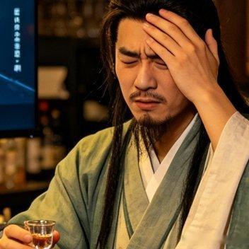 微小说大赛爆梗收录李白穿越现代，一边听李荣浩唱《李白》，一边嘬了口茅台。半晌皱起