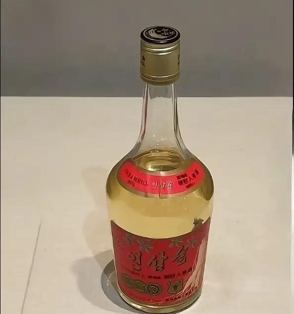 照片里的这瓶酒，看着没有什么特别之处，实则它并非寻常之物，它是抗美援朝战争期间，