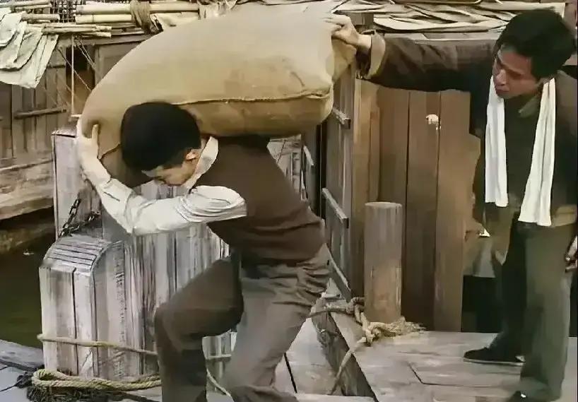 扛甘蔗那段一播，我妈直接拍大腿：任嘉伦这腰力，起码150斤起步，真能打！转