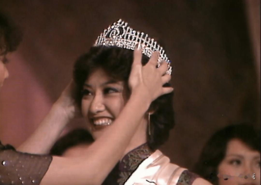 六十九岁钟慧冰刚做完大手术，子宫卵巢全切了，她却在床上笑出声。1月25日，她在