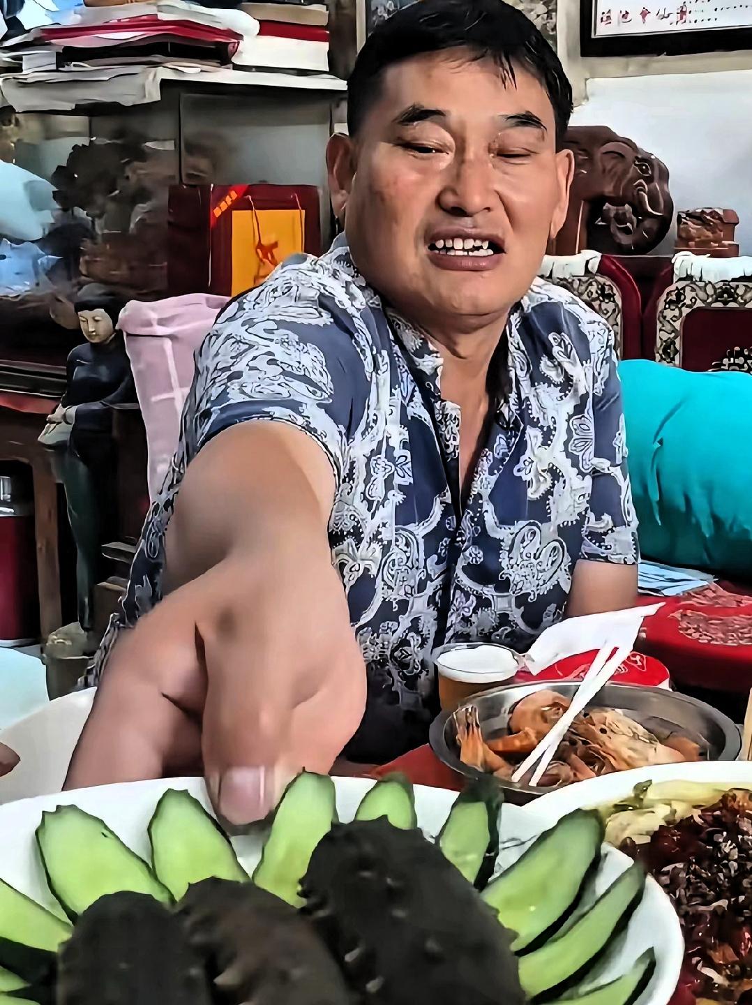 大衣哥儿子两次婚姻，简直天上地下，流量泡沫和人间烟火也差太多了吧。说起朱之文，
