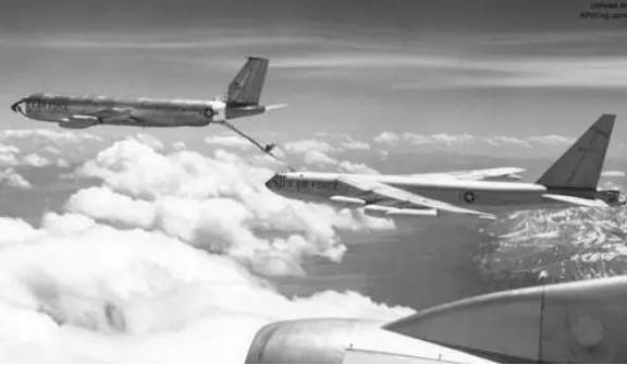 1966年，美国一架携带4颗氢弹的轰炸机，在西班牙上空进行空中加油时与加油机相撞
