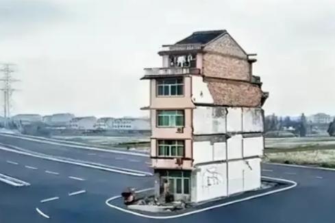 2003年，上海钉子户放出狠话：“没有六套房加一个亿，你们休想让我搬走！”为此，