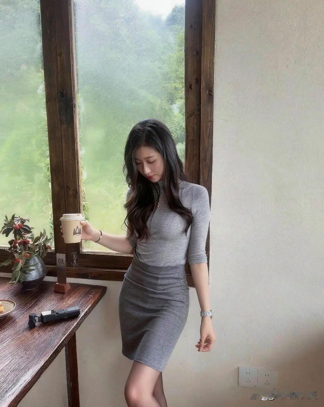 窗边喝咖啡，享受宁静时光。