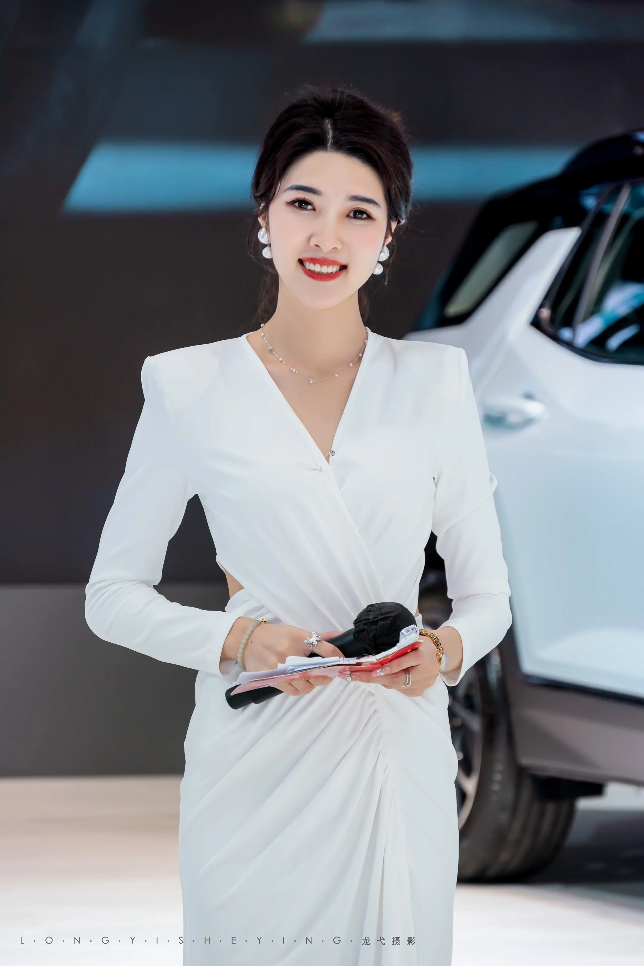 主持人温柔 大女主既视感 气质直接拉满 穿搭女神范 举手投足间尽显优雅风范