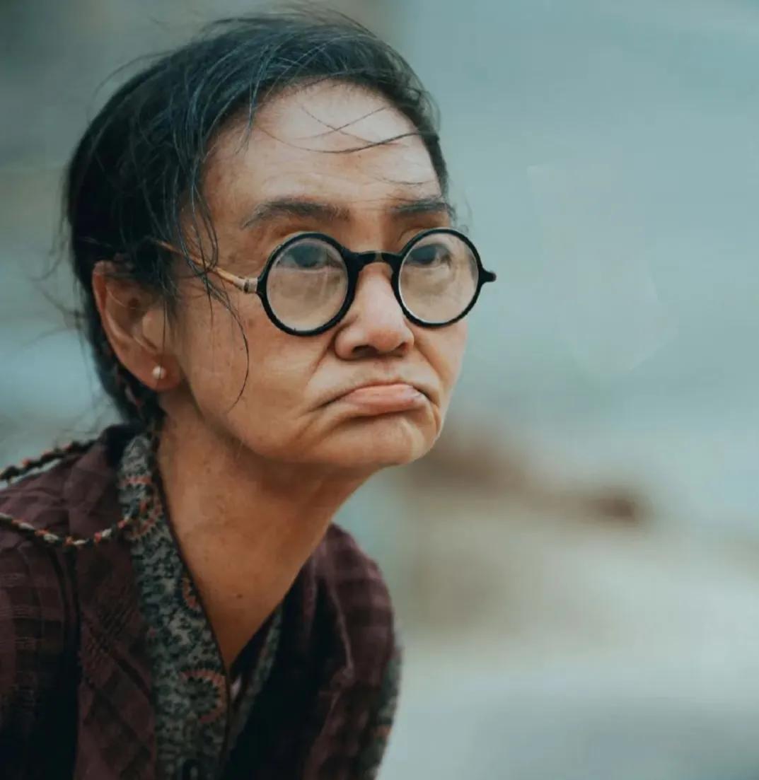刘雪华没有任何外貌包袱，在什么年龄就演什么角色，在娱乐圈太少见了。实力派，老戏骨