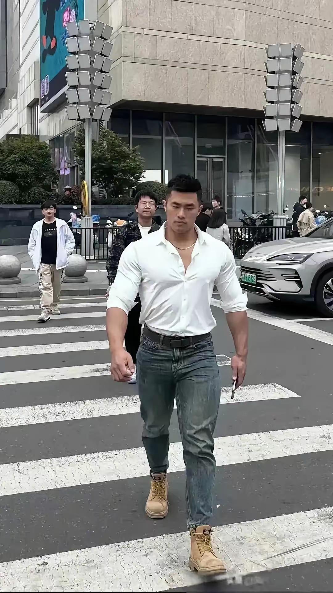 这样健硕，肌肉饱满，走路嚣张的男子你喜欢吗？有人说脖子粗是练举重的，大头肌大