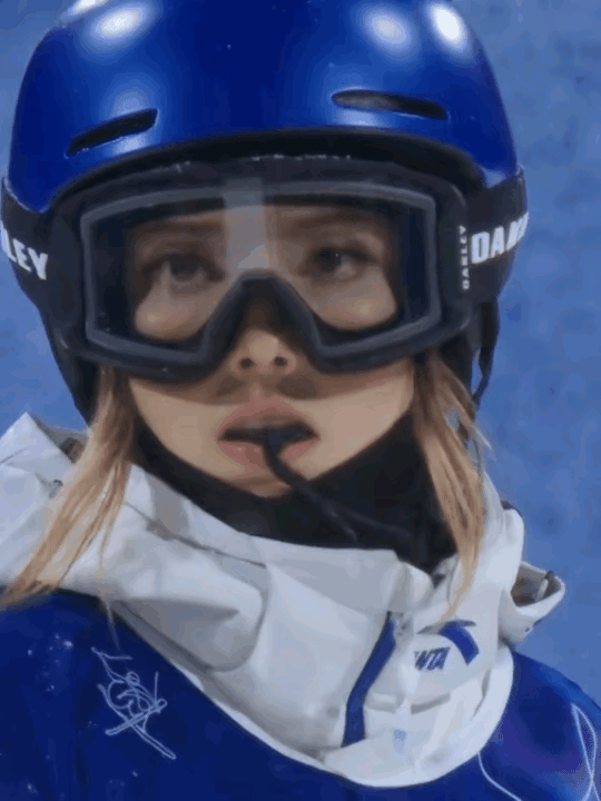 谷爱凌的这一幕太美了。蓝色头盔下，护目镜后的眼神，有紧张，有专注，更有一股