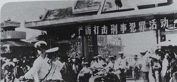 1983年6月在呼伦贝尔大草原红旗沟的。一家农庄里，几名劳改青年正在一起喝酒，其