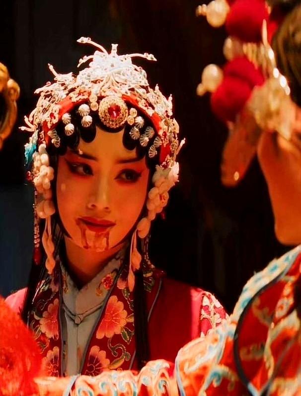嘴角刚拆完五十多针的线，她转头就拿下了影后。2026年8月北京百花奖现场，4