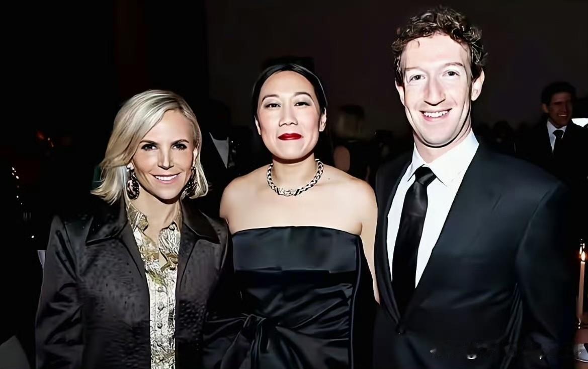 普莉希拉这身其实挺得体的啊，不像网友吐槽的那么不堪，40岁状态保持得真心不错，有