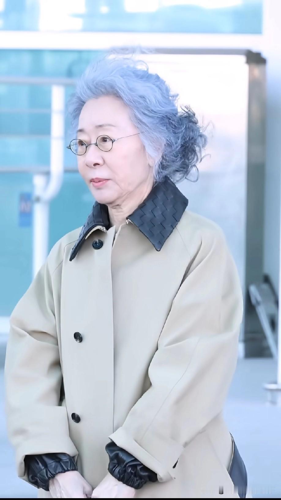 80岁韩国演员尹汝贞前往米兰时装周，这或许就是我们理想中老年的模样呀！不得