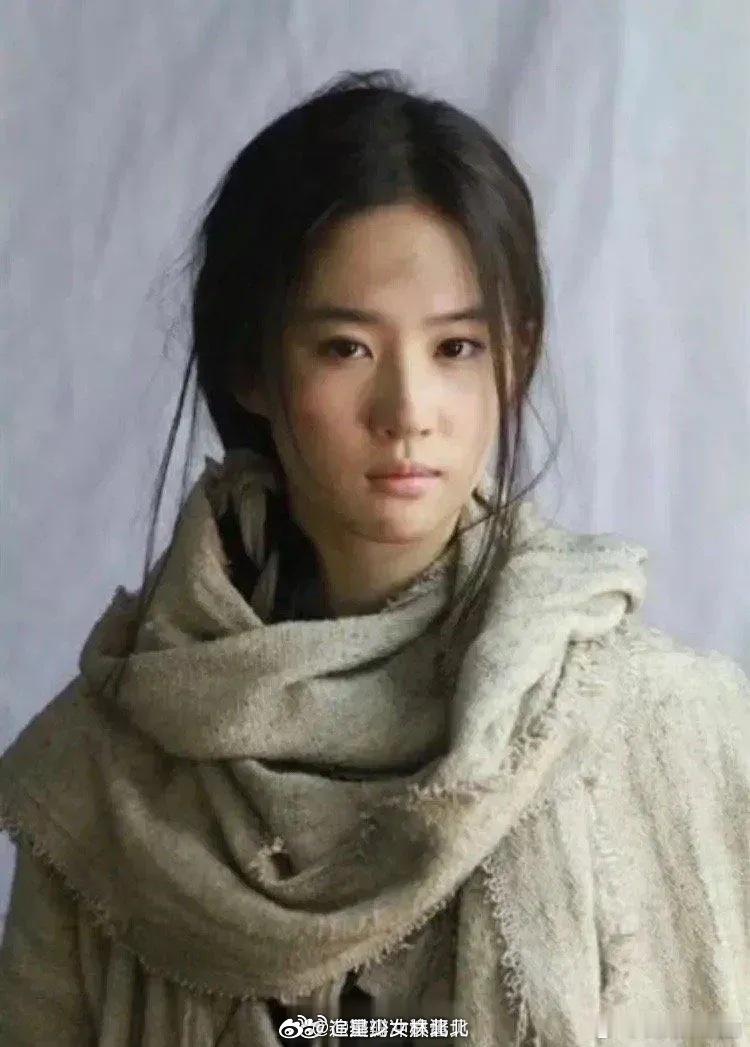 搞不懂，为什么右边比左边分数高，明显左边画的更像本人。
