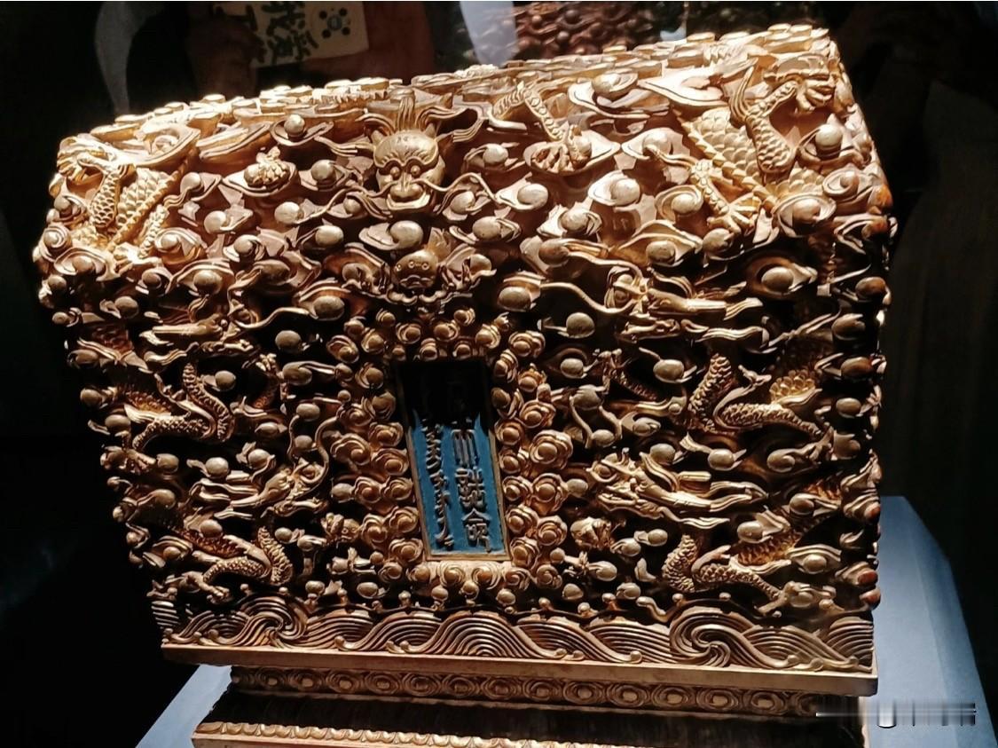这件精美绝伦的“金盒子”是孔府当年用来存放皇帝圣旨的专用宝盒，它的正式名称为“奉