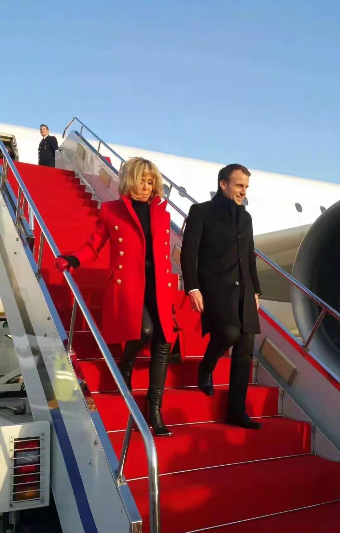 马克龙两口子一定是在家商量好的，选大熊猫养育基地成都，逍逍遥遥玩几天。在成都