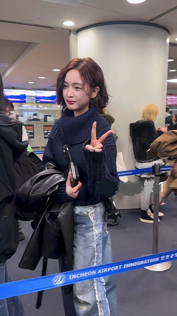 今天吴宣仪现身机场，她这次搭配的很有潮流时尚感，走路带风，看上去年轻又靓丽。