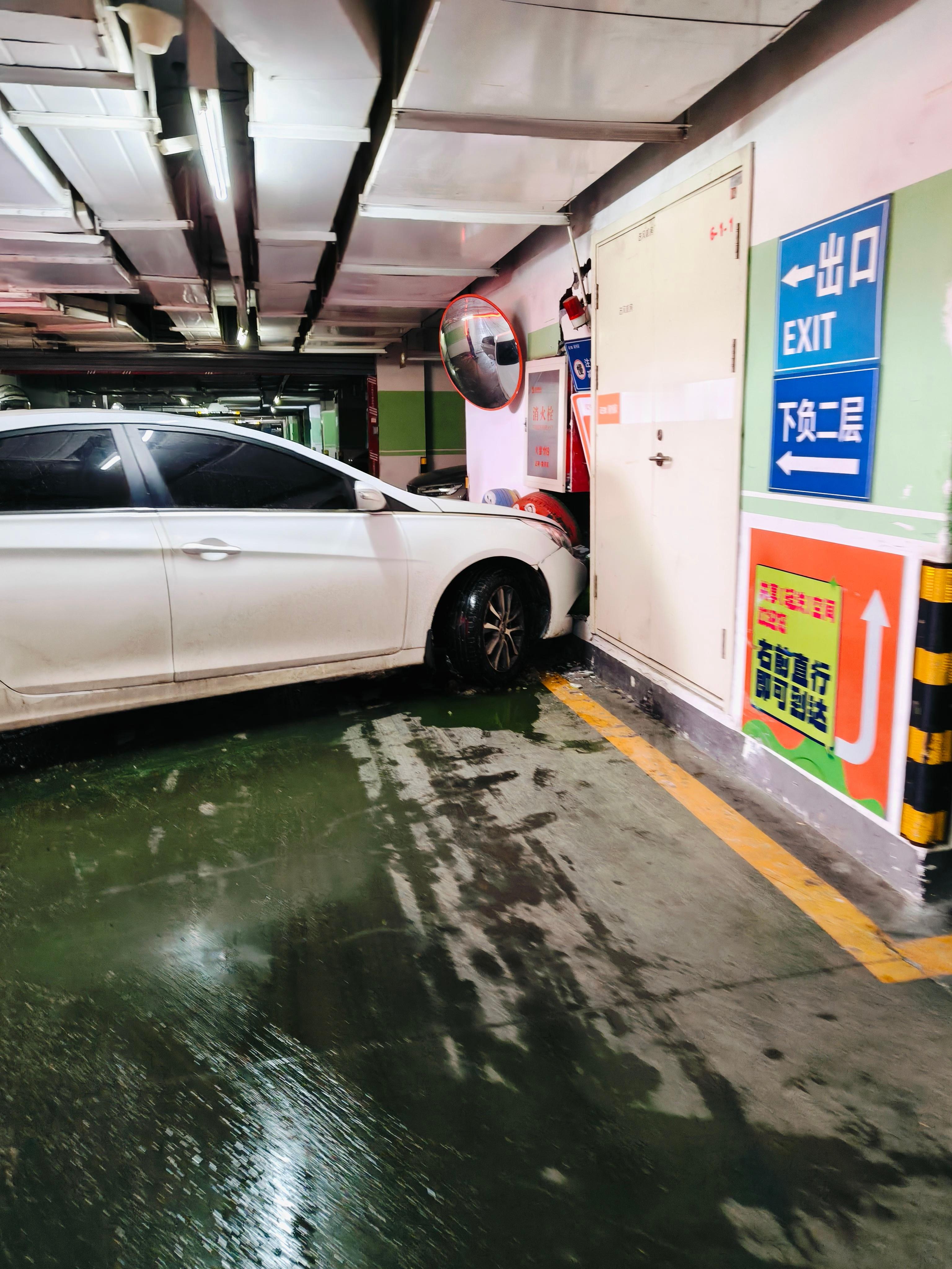 10小时降雪10厘米雪下嗨了！我们小区地下车库入口也快变成“溜冰场”了！这两天