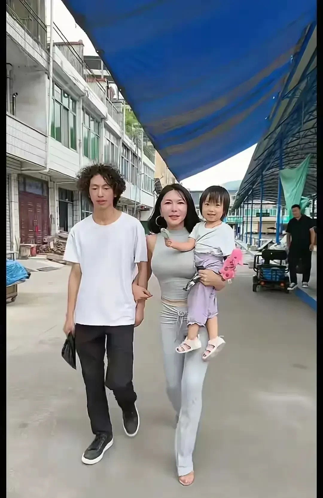 不怪那么多人想听他唱歌，确实很帅啊。
