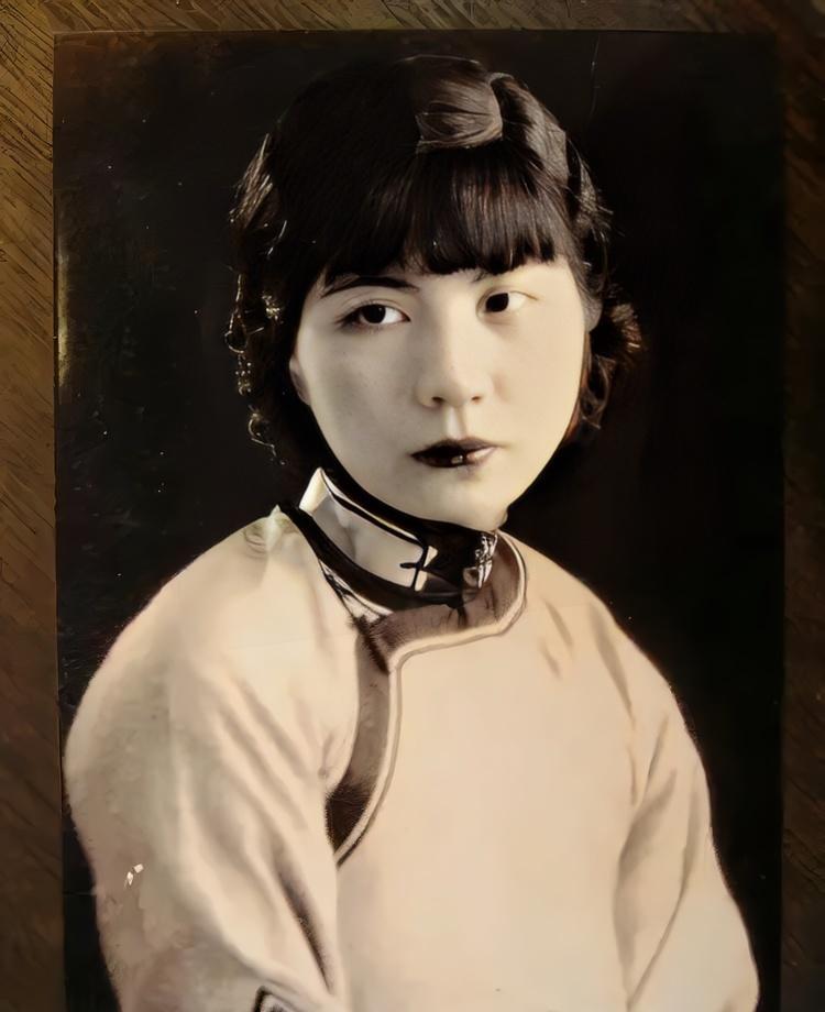 1900年，聂其璧出生在沪上首屈一指的聂家花园，是聂缉椝和曾纪芬的第十一个孩子，