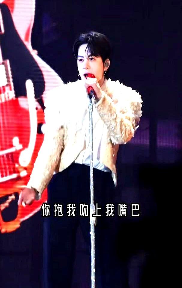 白鹿亲吻曾舜晞，换来一场烈日中中暑、缺氧、吊威亚的生死瞬间。镜头外，他半夜驱车三