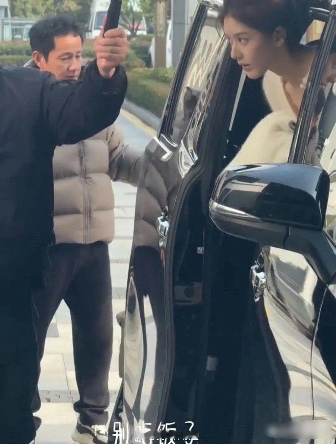赵露思和爸爸长得一摸一样，不知道那些说她整容的是怎么想的​​​