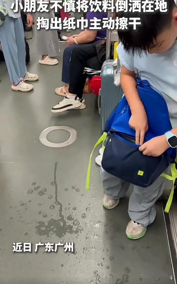 全网都在夸这个男孩很有教养！近日，广东广州一辆地铁上，一个男孩喝饮料时，不慎把饮