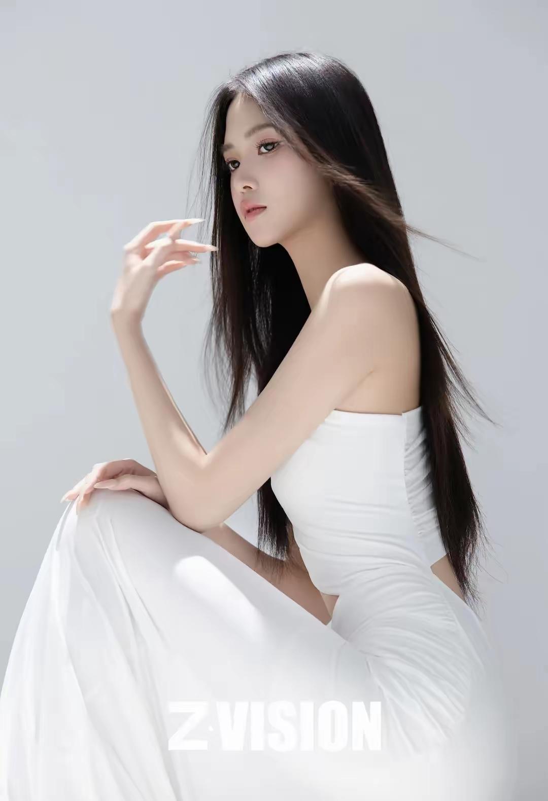 优雅白裙，柔美姿态，Z-VISION呈现上联：清清楚楚不清楚，求下联？高级感收