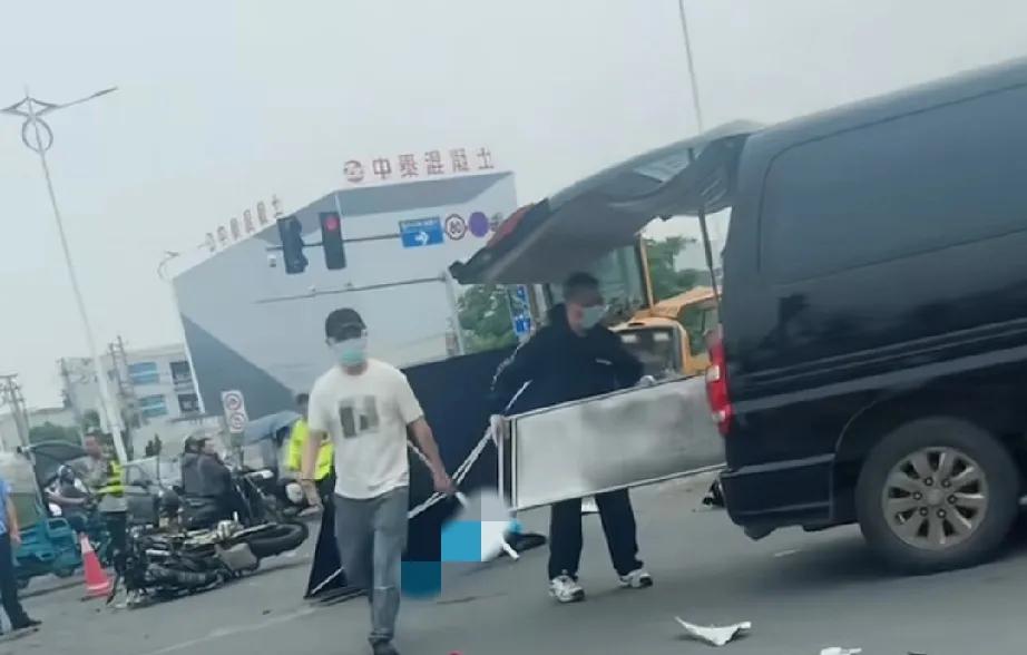 5月26日5时15分左右，浙江温州228国道龙港往金乡方向发生一起严重车祸。一辆