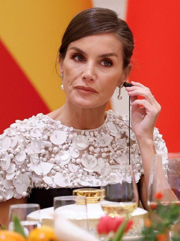 西班牙王后出席北京欢迎晚宴，一袭黑白撞色长裙惊艳！11月12日莱蒂齐亚王后盛装亮