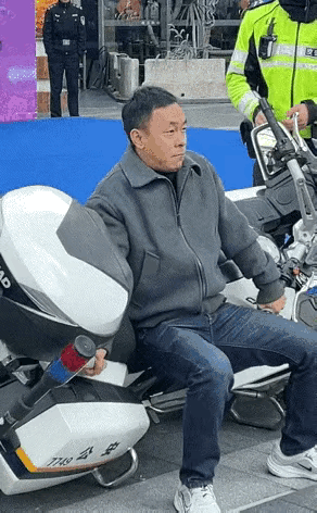 这大哥属实是偷鸡不成蚀把米，丢人丢到家了！见女交警摩托倒在路边，想上前露一手刷好