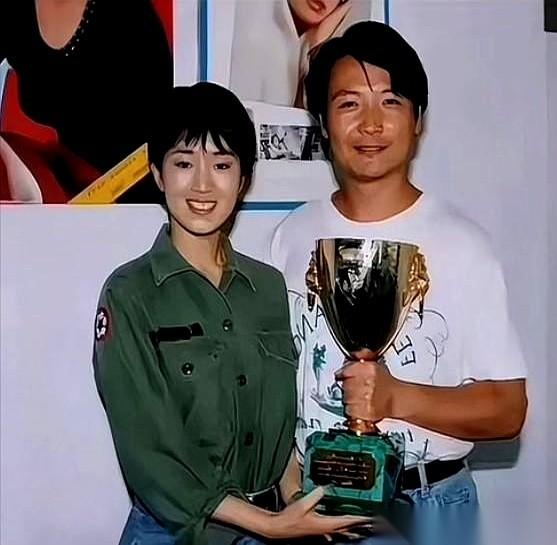 很多人对巩俐的印象，都卡在那张17岁的白衬衫照片上。但他们不知道，照片拍完没多