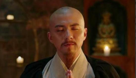 朱元璋将两块金子塞给大舅子郭德成：“这是我赏你的，你不要告诉别人。”郭德成毕恭
