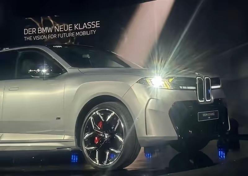 全新的宝马X5，和上一代外观相比，称之夸张的外观造型不为过吧，你喜欢吗？