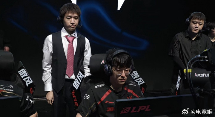 厂长JDG指教首秀站在Scout身后监督这是什么造型粉领结黑马甲，服务生吗？J